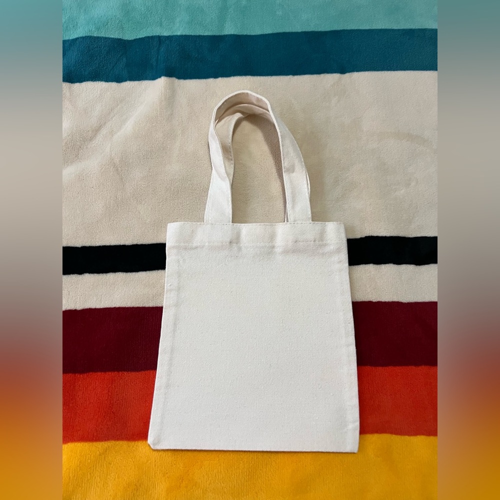 Small Bee Hand Bag 🐝 - Picture 5 of 5